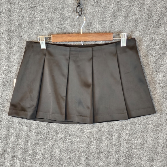 Forever 21 Dresses & Skirts - Forever 21 Charcoal Pleated Skirt‎